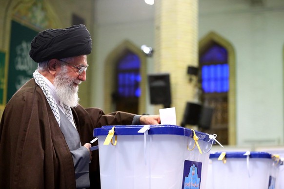 Ayatollah Ali Khamenei an der Wahlurne.
