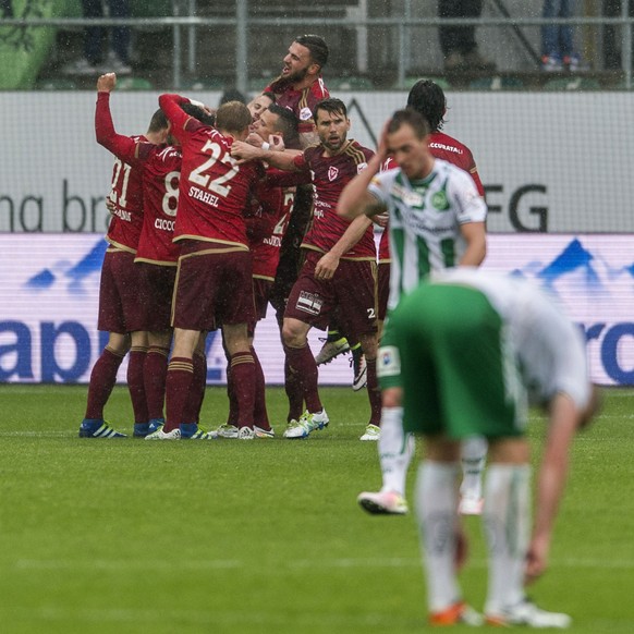 Die Vaduzer feiern einen Treffer von Moreno Costanzo, waehrend der Super League Partie zwischen dem FC St. Gallen und dem FC Vaduz am Sonntag, 1. Mai 2016 in der AFG Arena in St. Gallen. (KEYSTONE/Seb ...