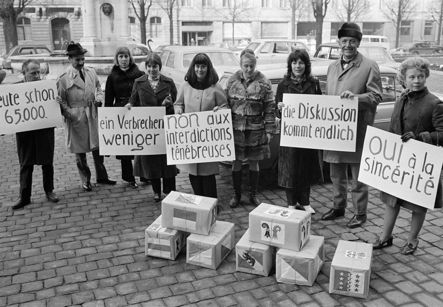 Das Aktionskommitee der Iniative fuer einen straflosen Schwangerschaftsabbruch hat am 15. November 1971 in der Bundeskanzlei in Bern ueber 65 000 Unterschriften abgegeben. Die Unterschriftenpakete mit ...
