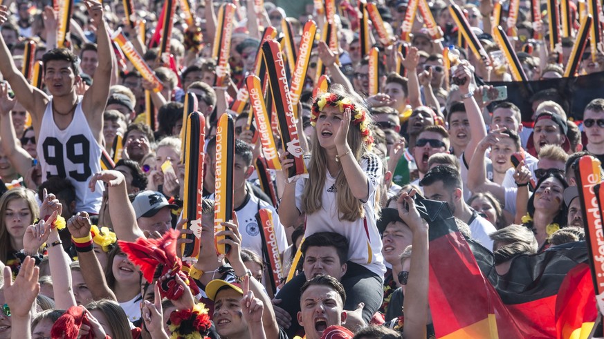 Schwarz-Rot-Gold: Fussballfans während der EM-Partie Deutschland-Slowakei.