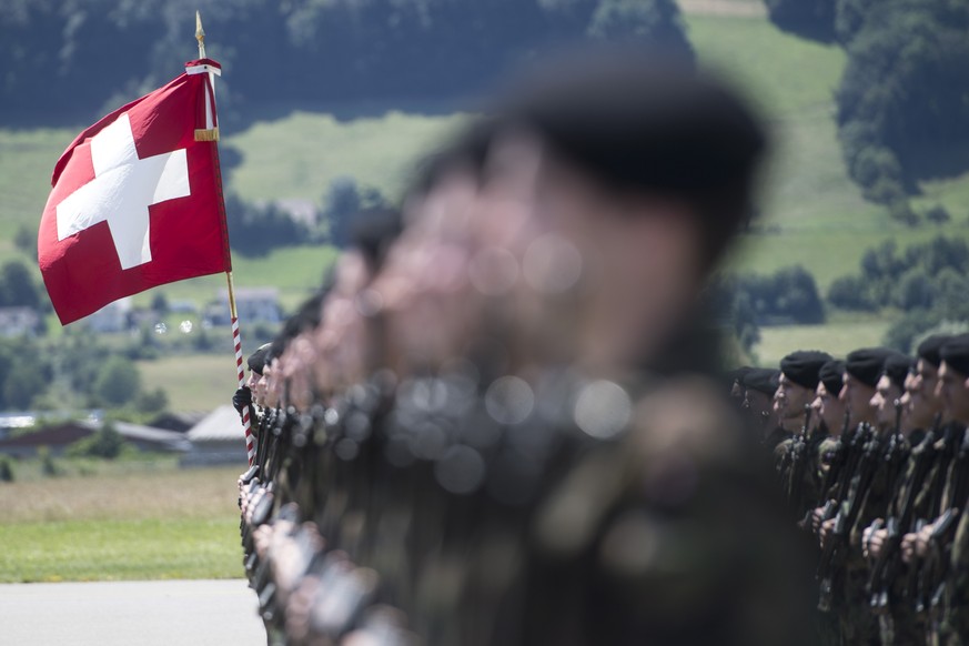 Schweizer Soldaten in Reih und Glied: Wie verwundbar ist das Kommunikationssystem unserer Armee?