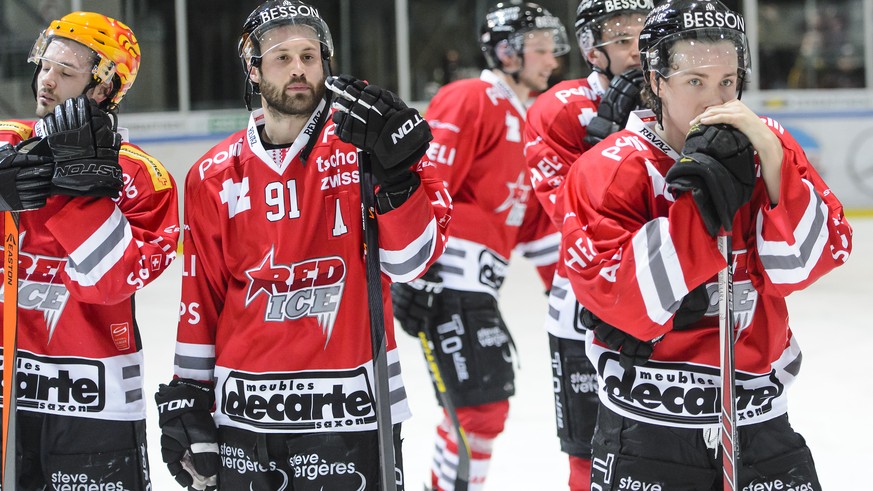 Deception des joueurs valaisans apres la prolongation, lors du 5eme match des 1/2 finale de playoff du championnat suisse de hockey sur glace LNB, entre le HC Red Ice Martigny et le EHC Olten ce mardi ...