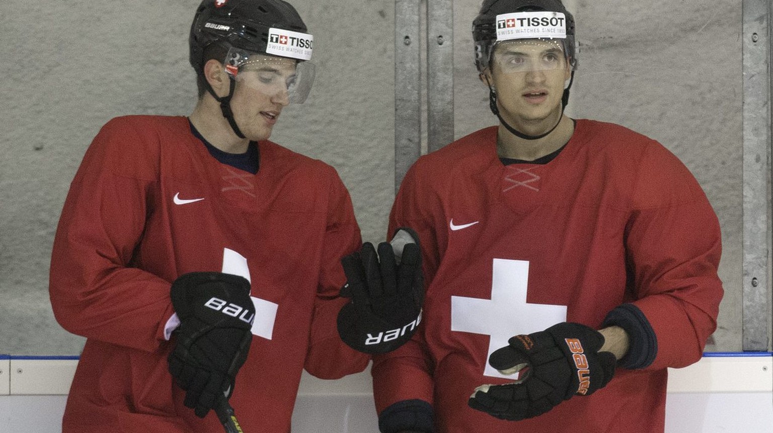 Die Schweizer Eishockey Nationalspieler Roman Josi, links, und Luca Sbisa nehmen an einem Training teil, am Freitag 11. Mai 2012, in einer Nebenhalle der Hartwall Arena in Helsinki. (KEYSTONE/Peter Sc ...