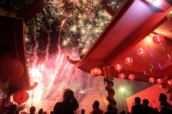 epa04626415 Fireworks light up the sky during the Chinese New Year eve celebrations at the Pak Pie Hut Cou temple in Medan, North Sumatra, Indonesia, 19 February 2015. Chinese around the world celebra ...