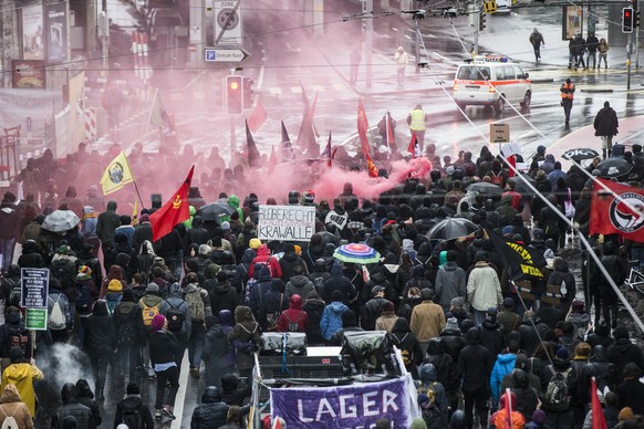 Mehrere hundert Personen demonstrieren in der Berner Innenstadt gegen Rassismus, am Samstag, 4. Februar 2017, in Bern. Die Teilnehmer der Protestaktion versammelten sich am fruehen Nachmittag auf dem  ...