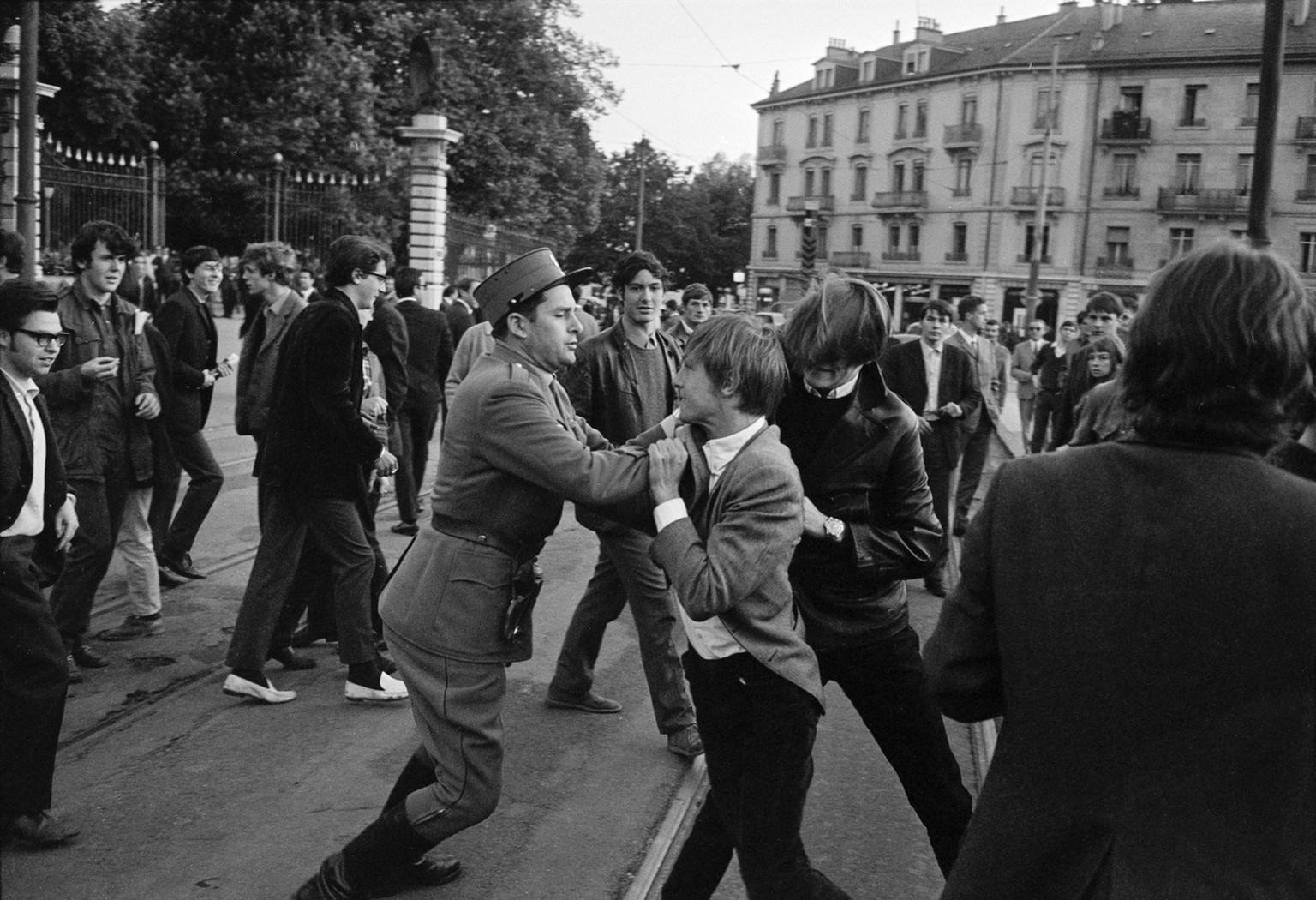 Grosser Polizei-Einsatz am 15. Mai 1968 an einer Demonstration gegen die Armeetage vor der Victoria-Hall in Genf, Schweiz. Die Demonstranten versuchen, in die Halle einzudringen, die Polizisten halten ...