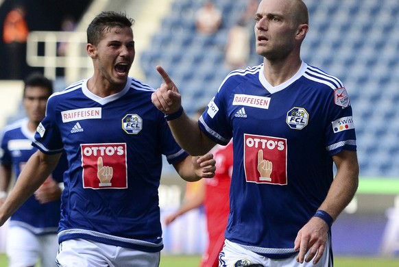 Marco Schneuwly, rechts, und Remo Freuler, links, von Luzern feiern das 2:2 beim Fussball Super League Meisterschaftsspiel zwischen dem FC Luzern und dem FC Sion am Samstag, 18. Juli 2015, in Luzern.  ...