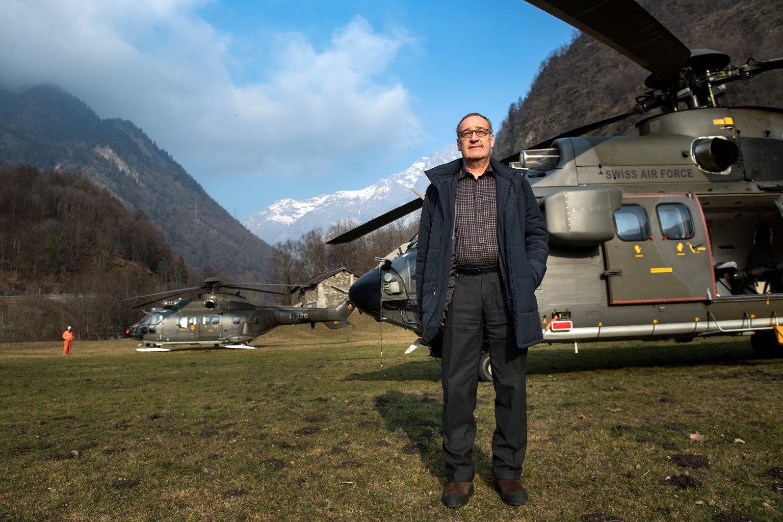 Bundesrat Guy Parmelin in Soazza waehrend des Besuch des Waldbrandgebietes im Misox am Donnerstag, 29. Dezember 2016. Hinter Parmelin zwei Super-Puma-Helikopter der Schweizer Luftwaffe, die beim Loesc ...