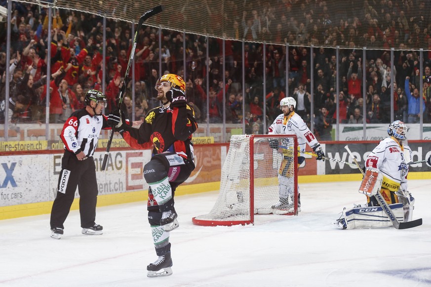 Berns Topscorer Mark Arcobello jubelt nach seinem Tor zum 1-0 im ersten Eishockey Playoff-Finalspiel der National League A zwischen dem SC Bern und dem EV Zug, am Donnerstag, 6. April 2017, in der Pos ...