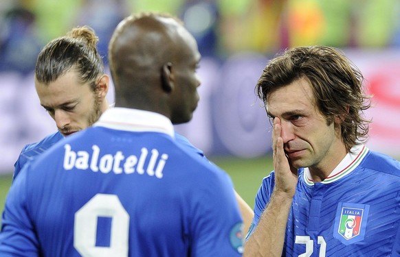 epa03291714 Dejected Italian players Andrea Pirlo (R), Mario Balotelli (C) and Federico Balzaretti (L) after the final of the UEFA EURO 2012 between Spain and Italy in Kiev, Ukraine, 01 July 2012. Spa ...