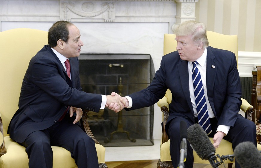 epa05886278 US President Donald J. Trump (R) meets with President Abdel Fattah Al Sisi of Egypt in the Oval Office of White House in Washington, DC, USA, 03 April 2017. EPA/Olivier Douliery / POOL