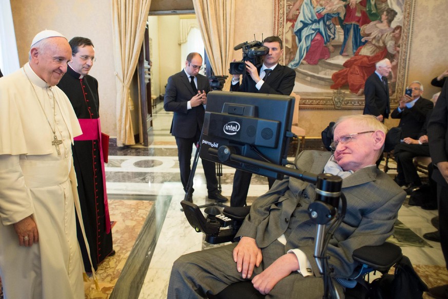 epa05651025 A handout picture provided by the Vatican newspaper L&#039;Osservatore Romano showing Pope Francis talking to British Professor Stephen Hawking (R) during the plenary meeting of the Pontif ...