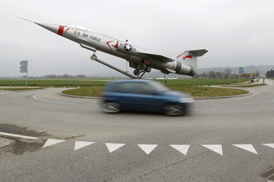 Ein Auto faehrt um einen Kreisel beim Flughafen, am Dienstag, 8. November 2011 in Grenchen. (KEYSTONE/Peter Klaunzer)