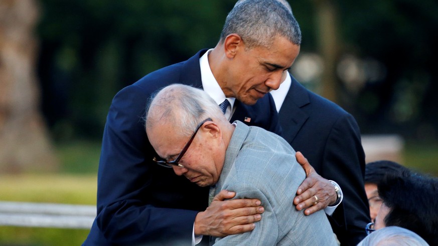 Präsident Obama umarmt&nbsp;Shigeaki Mori, Überlebender der US-Atombombenangriffe