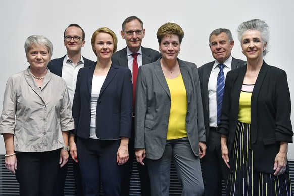 Der neue Zuercher Regierungsrat mit Jacqueline Fehr (SP), Martin Neukom (Gruene), Natalie Rickli (SVP), Mario Fehr (SP), Silvia Steiner (CVP), Ernst Stocker (SVP) und Carmen Walker Spaeh (FDP), vlnr.  ...