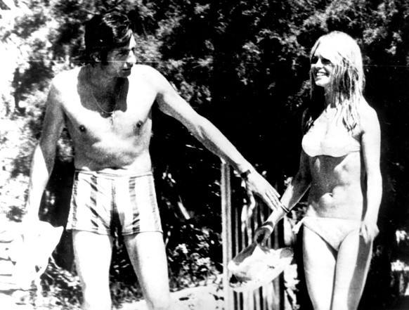 Brigitte Bardot mit ihrem Ehemann Gunter Sachs auf Saint-Tropez, 1966.