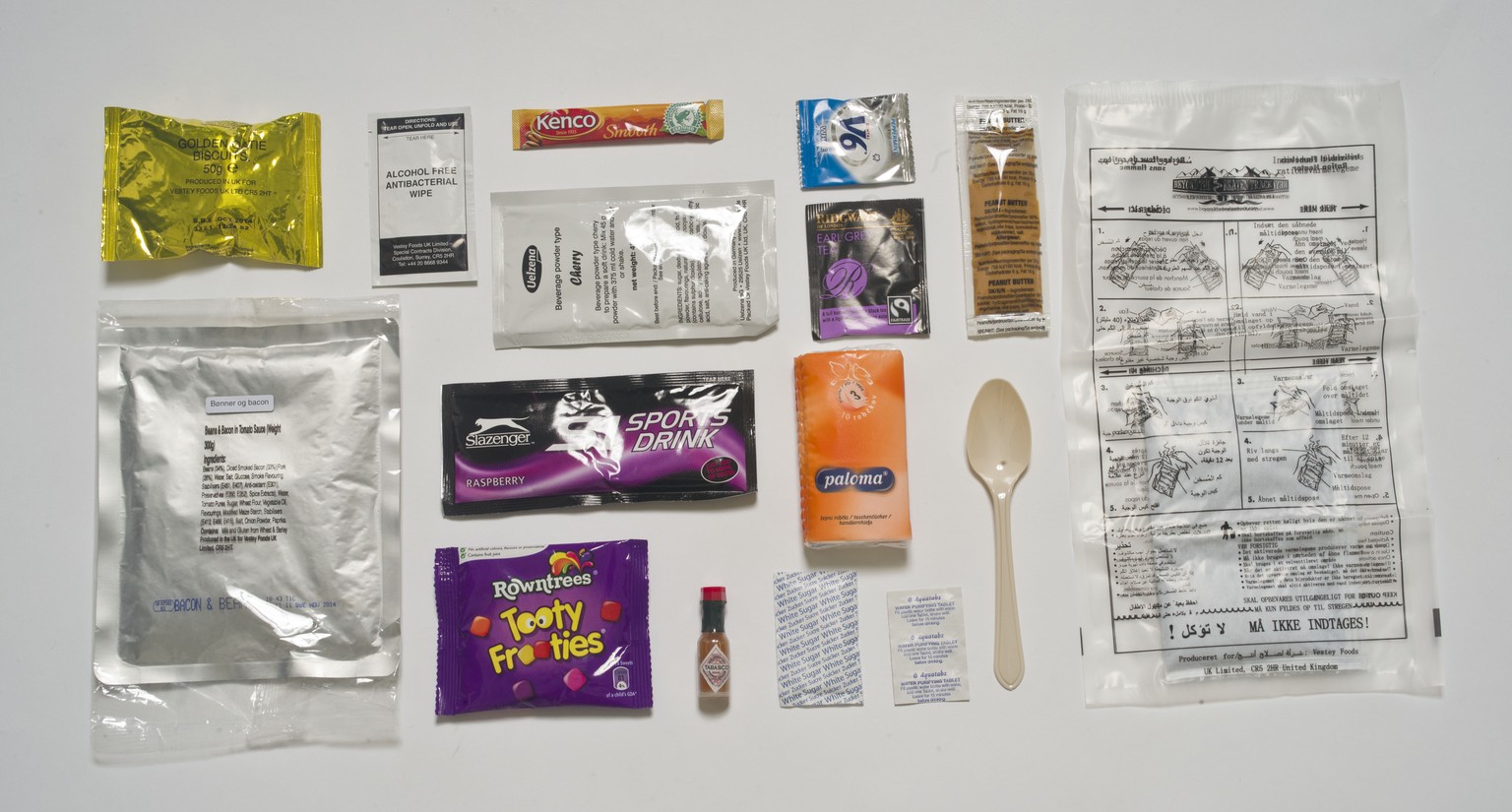 Norwegen bietet US-Technologie («flameless heater»), aber britischen Essgeschmack: Earl Grey, Kenco-Kaffee, Baked Beans und Speck, sowie Fruchtgummis der Marke Rowntrees. 