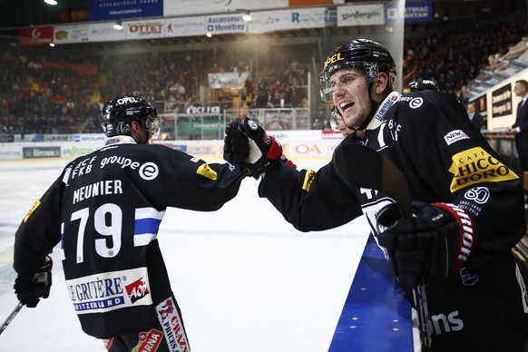 Fribourgs Laurent Meunier, links jubelt nach seinem Tor zum 1-0 mit Teamkollege Matthias Rossi, rechts, im Eishockey Meisterschaftsspiel der National League zwischen dem HC Fribourg Gotteron und Genf  ...