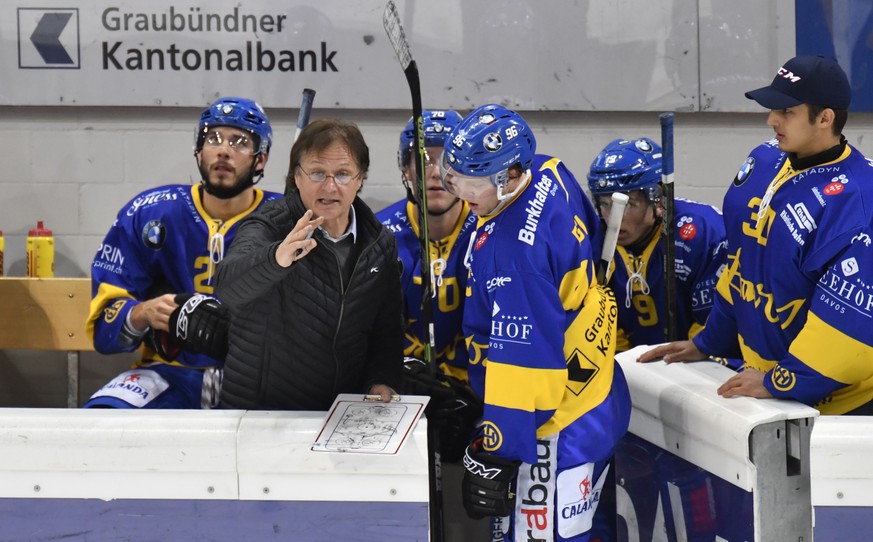 Der Davoser Head Coach Arno Del Curto, hinter der Bande, waehrend dem Eishockey-Qualifikationsspiel der National League A zwischen dem HC Davos und dem EHC Biel, am Dienstag, 18. Oktober 2016, in Davo ...