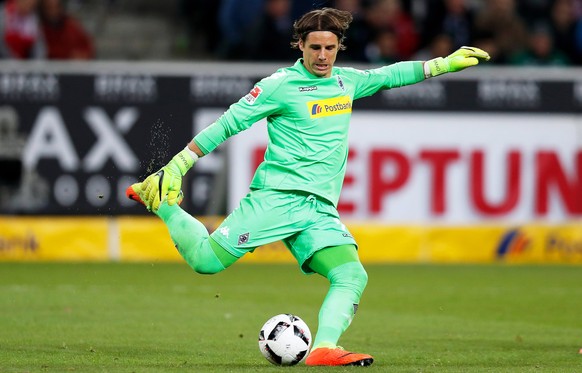 ZUM START DER 1. FUSSBALL BUNDESLIGA AM FREITAG, 18. AUGUST 2017, STELLEN WIR IHNEN FOLGENDES BILDMATERIAL ZU DEN SCHWEIZER SPIELERN ZUR VERFUEGUNG - epa05858661 Moenchengladbach&#039;s goalkeeper Yan ...