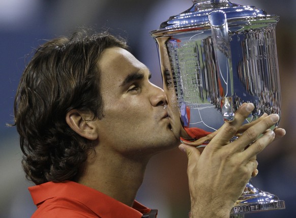 File-This Sept. 8, 2008 file photo shows Roger Federer, of Switzerland, kissing the championship trophy after winning the men&#039;s finals championship over Andy Murray, of Britain, at the U.S. Open  ...