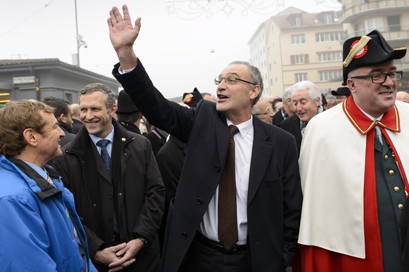 Le nouveau Conseiller federal Guy Parmelin, droite, est fete par la population vaudoise en compagnie du syndic de Nyon Daniel Rosselat, gauche, lors d&#039;une reception en son honneur ce jeudi 17 dec ...