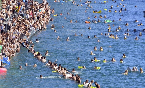 Grossandrang in der Limmat und der Badeanstalt Oberer Letten in Zuerich am Samstag, 18. August 2012. (KEYSTONE/Walter Bieri)