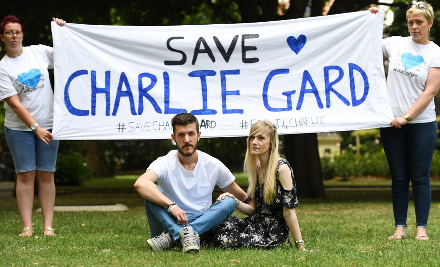 epa06077910 Parents of Charlie Gard, Chris Gard (L) and Connie Yates (R) pose pose for a photo outside Great Ormond Street Hospital in London, Britain, 09 July 2017. Connie Yates and Chris Gard delive ...