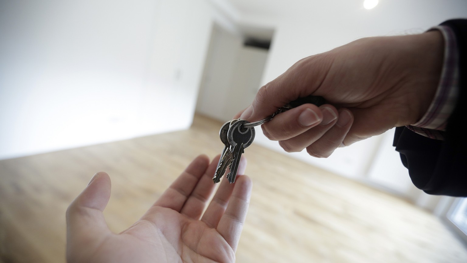 Nachrichten Linkding ABD0033_20141117 - WIEN - ÖSTERREICH: THEMENBILD - Illustration zum Thema Miete / Wohnungen / Wohnbau / Mietpreise / Eigentum / Immobilien. Im Bild: Schlüsselübergabe für eine bezugsfertige Wohnung fo ...