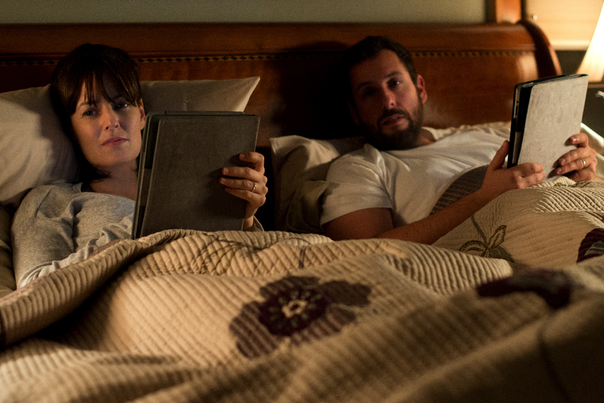 Gute Nacht, liebe Bildschirme! Rosemarie DeWitt und Adam Sandler als Elternpaar.