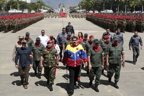 Präsident Maduro, in der Trainerjacke, an einer Militärzeremonie zu Ehren des verstorbenen Präsidenten Chavez.
