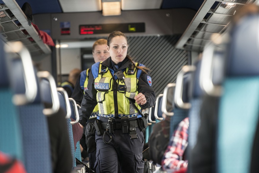 Ein mittlerweile gewohntes Bild: die Bahnpolizei bei der Arbeit.