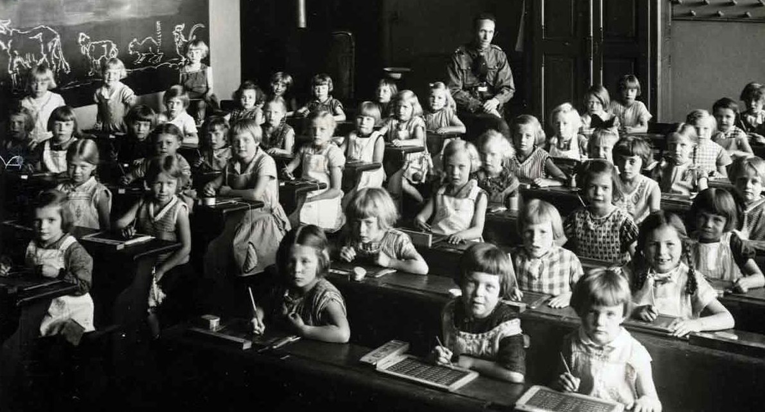 Gleichgeschaltet: Essener Klassenzimmer im Mai 1933.