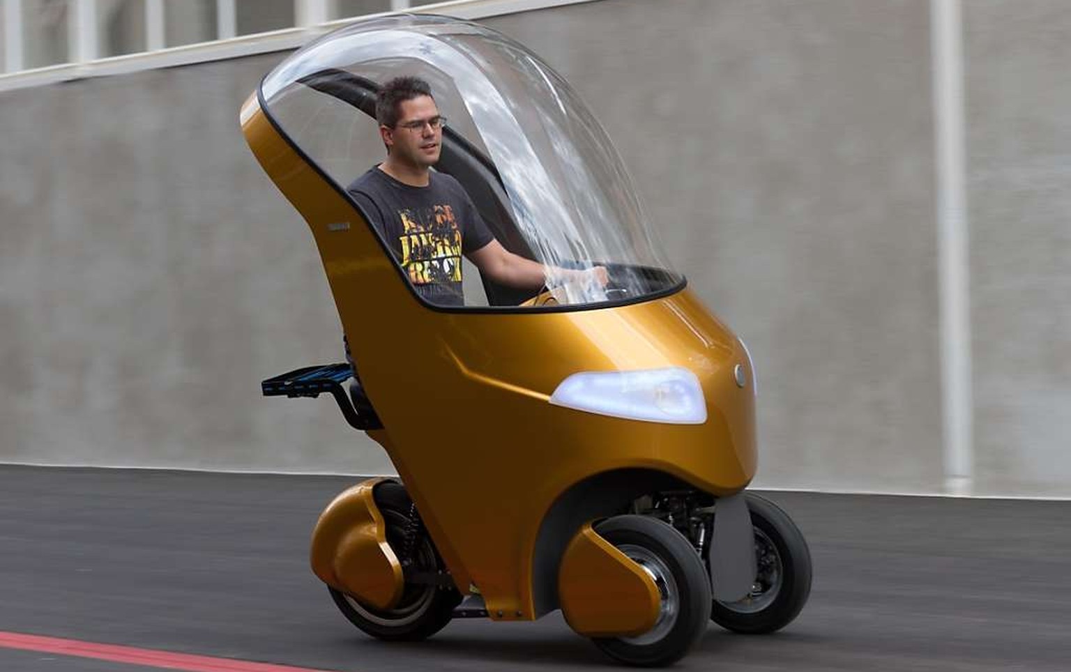 Das heute präsentierte BiCar ist eine Mischung aus Auto und E-Bike für kurze Distanzen.