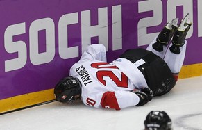 Tavares bleibt gegen Lettland verletzt auf dem Eis liegen.