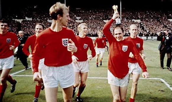 Nobby Stiles tanzt 1966 mit dem Weltpokal in der einen und seinen falschen Zähnen in der anderen Hand durchs Wembley.