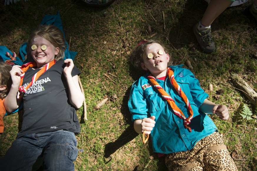 Elven, links, und Makea mit Gesichtsmasken, im Pfingstlager der Meute Bagira des Pfadicorps Patria Bern, am Sonntag, 8. Juni 2014, in Dentenberg BE. (KEYSTONE/Gian Ehrenzeller) *** NO SALES, NO ARCHIV ...