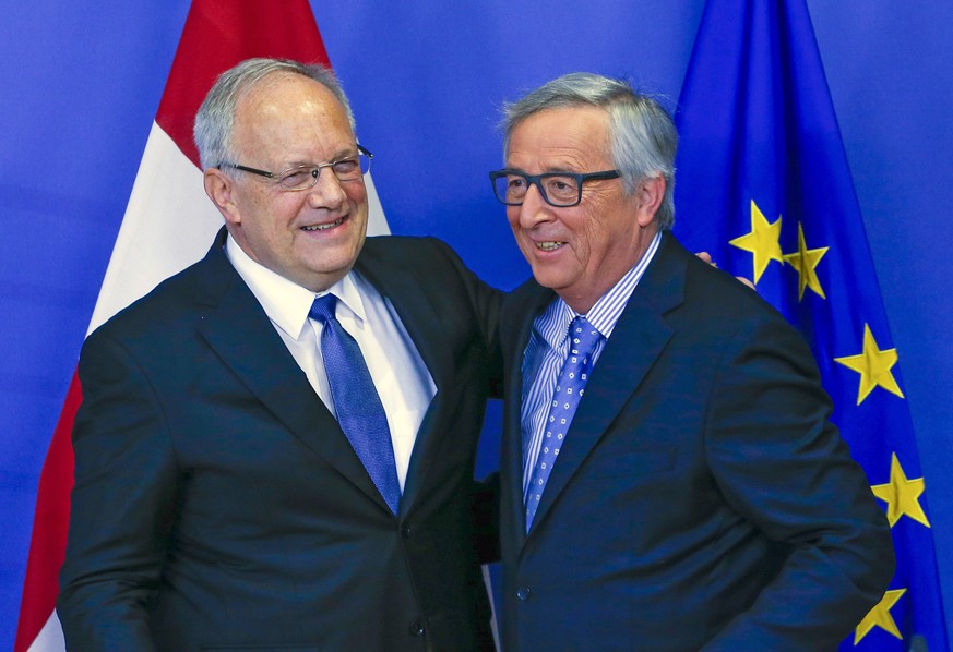 Kein Küsschen: Johann&nbsp;Schneider-Ammann mit Jean-Claude Juncker.