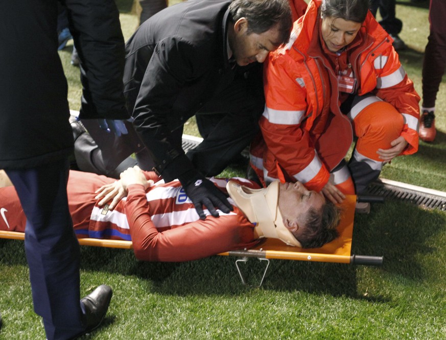 epa05825871 Atletico Madrid&#039; s striker Fernando Torres gets medical assistance during the Spanish Primera Division soccer match against Deportiv Coruna played at the Riazor stadium in La Coruna,  ...