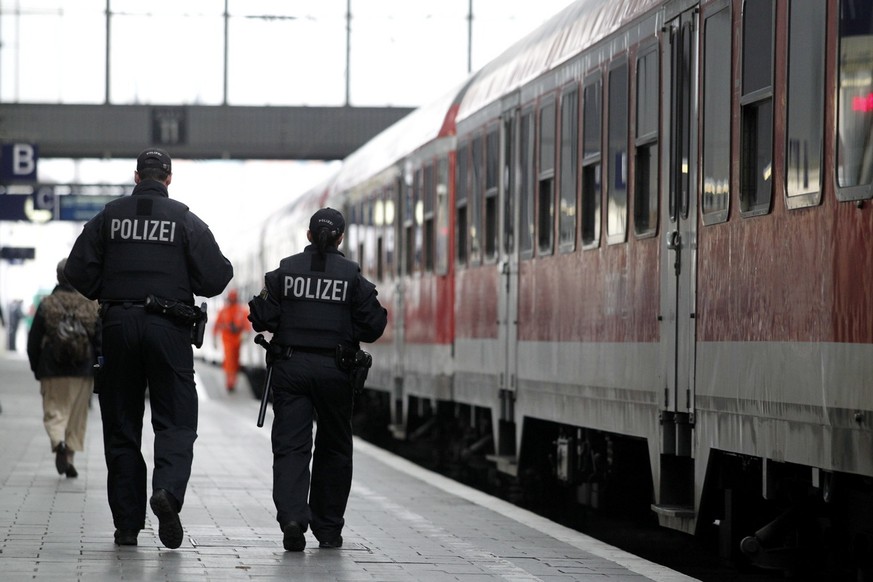 Bundespolizisten gehen am Sonntag (21.11.10) in Muenchen am Hauptbahnhof an einem wartenden Zug der Deutschen Bahn entlang. Zur Verhinderung von Anschlaegen in Deutschland haben die Behoerden ihre Sic ...