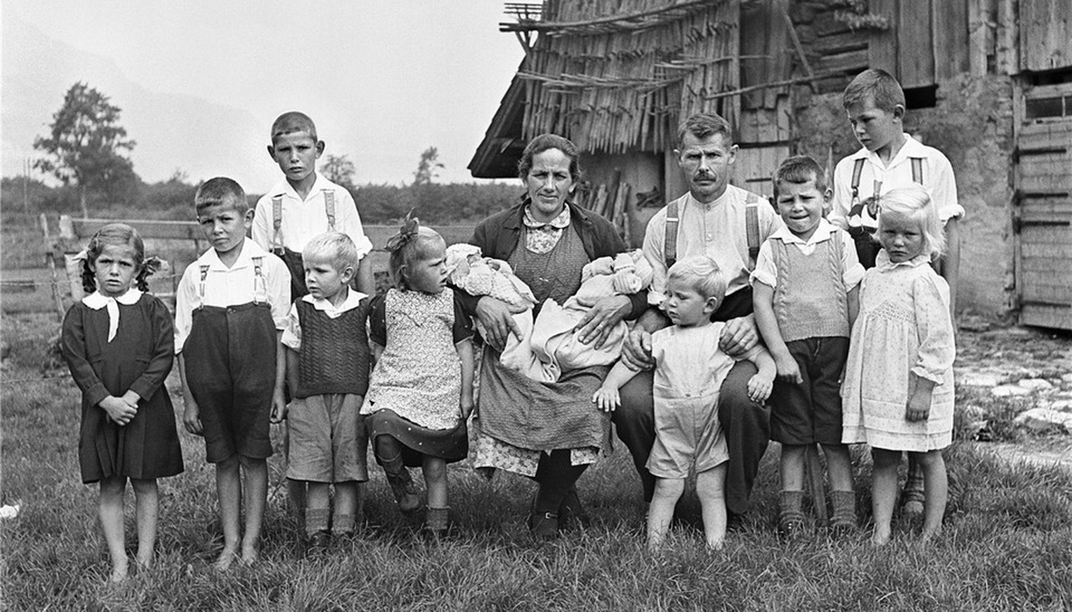 Früher war alles grösser: Die Familie Stadler posiert am 27. Juni 1942 auf ihrem Hof in Attinghausen, Kanton Uri, für den Fotografen.