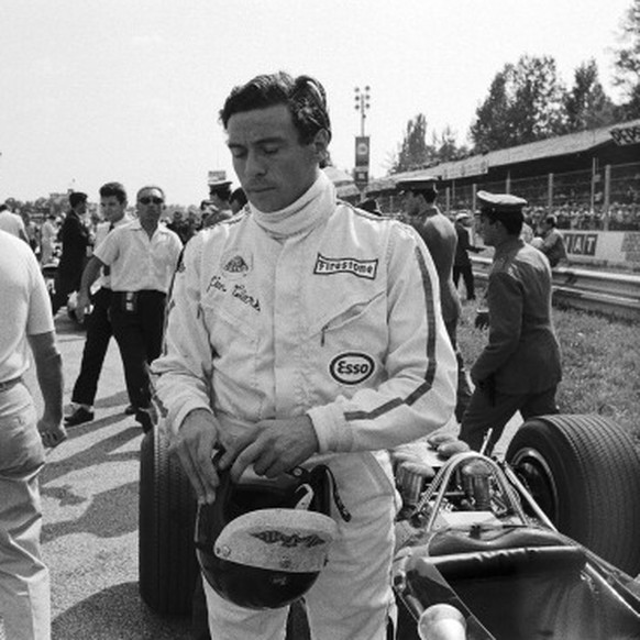 Jim Clark bereitet sich auf ein Rennen vor.