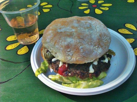 Auf diesem Symbolbild zwar nicht sichtbar: Aber unter der oberen Brotscheide und unter dem Fleisch hat es sehr viel Zwiebeln.