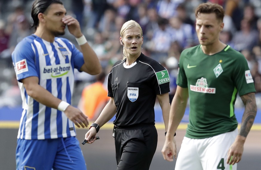 Referee Bibiana Steinhaus, center, speaks during the German Bundesliga soccer match between Hertha BSC Berlin and SV Werder Bremen in Berlin, Germany, Sunday, Sept. 10, 2017. (AP Photo/Michael Sohn)