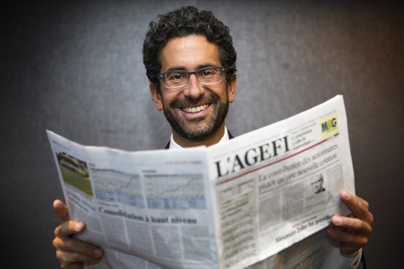 Le conseiller national et nouveau redacteur en chef de L&#039;AGEFI Fathi Derder pose avec le journal apres la presentation de l&#039;equipe dirigeante du journal economique Agefi ce jeudi 27 avril 20 ...