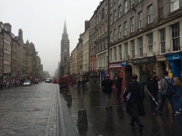 Die Royal Mile im frühmorgendlichen Nebel.