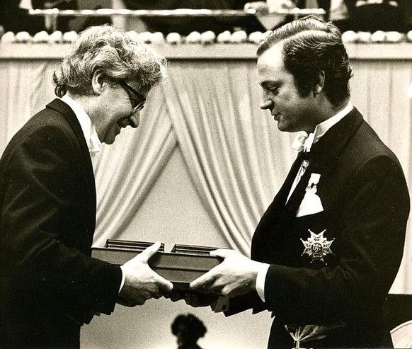 Der schwedische König Carl XVI. Gustaf verleiht den Nobelpreise für Physik an Antony Hewish, 1974