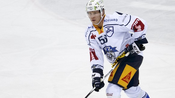 ZUM EISHOCKEY PLAYOFF-VIERTELFINAL ZWISCHEN DEM EV ZUG UND SERVETTE GENEVE HC STELLEN WIR IHNEN FOLGENDES BILDMATERIAL ZUR VERFUEGUNG  Zug&#039;s defender Timo Helbling drives the puck, during the ga ...