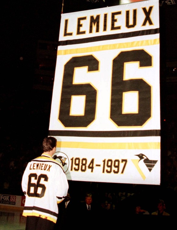Nachrichten Linkding Eishockeylegende und Hall of Famer Mario Lemieux (USA) schaut sich seine legend�re R�ckennummer 66 bei den Pittsburgh Penguins an, welche nun unter dem Dach der Pittsburgher Civic Arena aufgeh�ngt wir ...