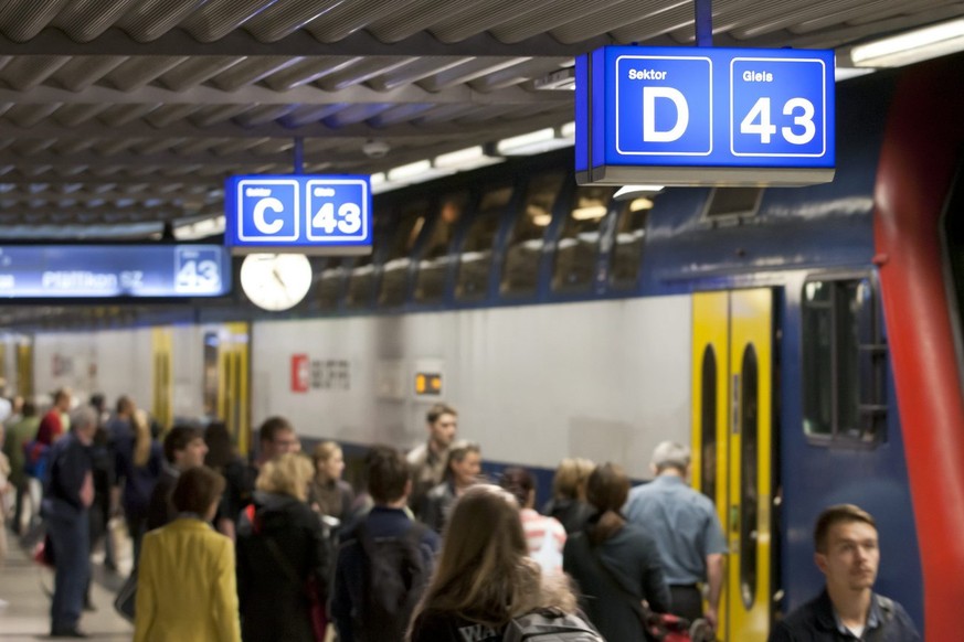 Die vier unterirdischen S-Bahn-Geleise auf der Landesmuseumsseite am Hauptbahnhof haben neu die Nummern 41 bis 44, statt wie bisher 21 bis 24, aufgenommen am Montag, 14. Mai 2012 in Zuerich. (KEYSTONE ...